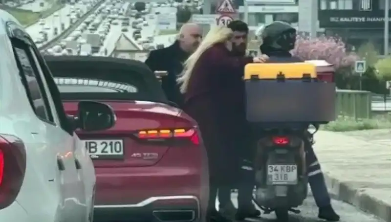 D-100'de Gerilim Dolu Anlar: Motokuryeye Silah Çeken Sürücü Olay Yaratıyor