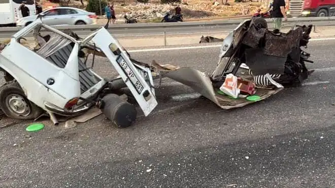 Bariyere Çarpan Araçta Korkunç Kaza: 1 Ölü, 1 Yaralı