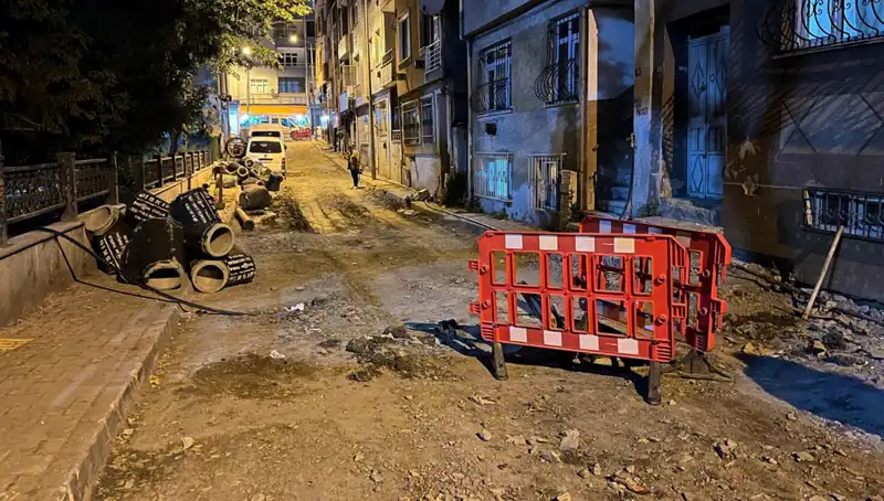 Bayrampaşa'da Altyapı Çalışmaları Sırasında Rögar Kapağı Patladı, Olayın Detayları Ortaya Çıktı!