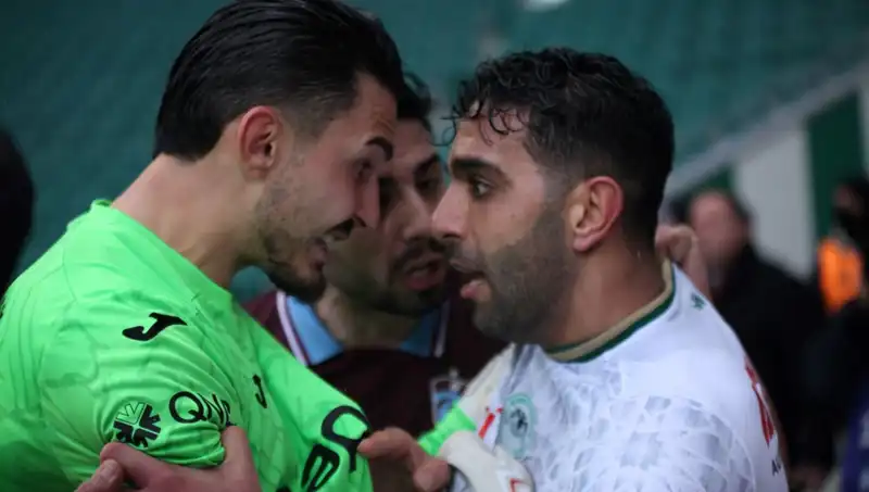 Konyaspor-Trabzonspor Maçında Gerilim Tırmandı: Uzatma Dakikalarında İki Takım Oyuncuları Birbirine Girdi