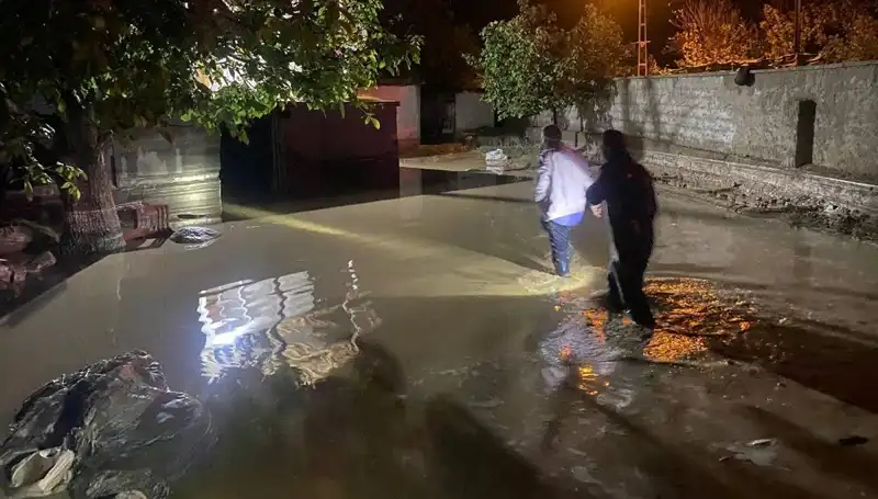 20 Dakikalık Şiddetli Yağışlar: Sel Felaketi 1 Evi Yıktı, 3 Evi Boşalttı