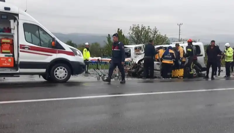 Denizli'de Feci Kaza: İki Araç Kafa Kafaya Çarpıştı, Bir Çok Yaralı Var!