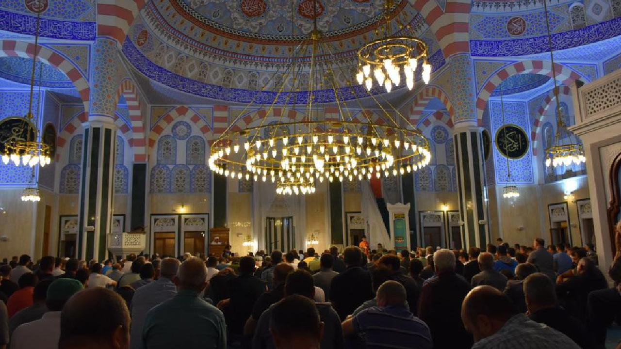 Regaip Kandili İçin Müslümanlar Bir Araya Geldi