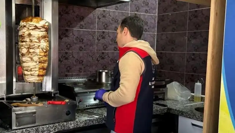Tavuk Döner Alarmı: İşletmelere Baskınlar Devam Ediyor, Gerçekler Hızla Ortaya Çıkıyor