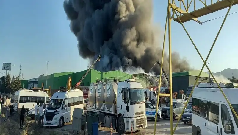 Gönen’de Fabrika Yangını: Dumanlar Arasında Kayıp İşçilerin Kimlikleri Araştırılıyor