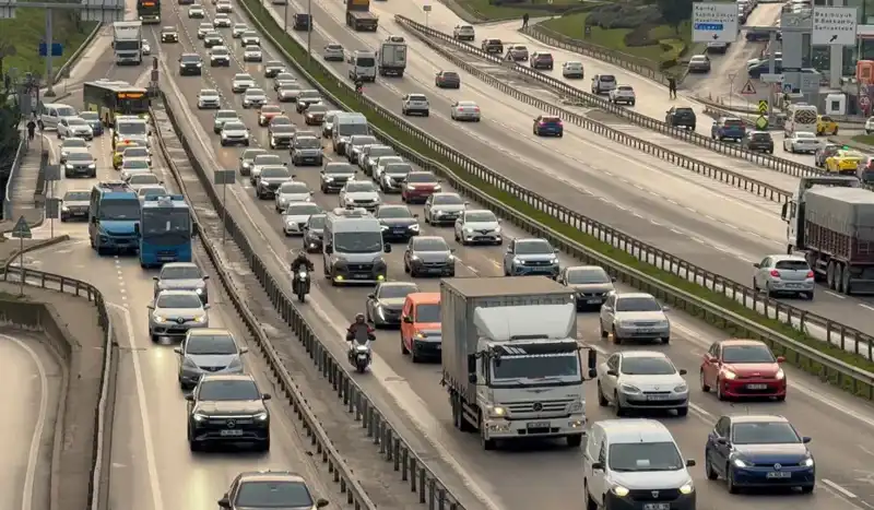 İstanbul'un Sabah Trafigi: Anadolu Yakası’nda Araçlar Yavaş İlerliyor