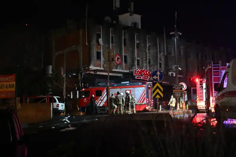 Maslak’ta Yangın Paniği: Beş Araç Alev Alev Yandı