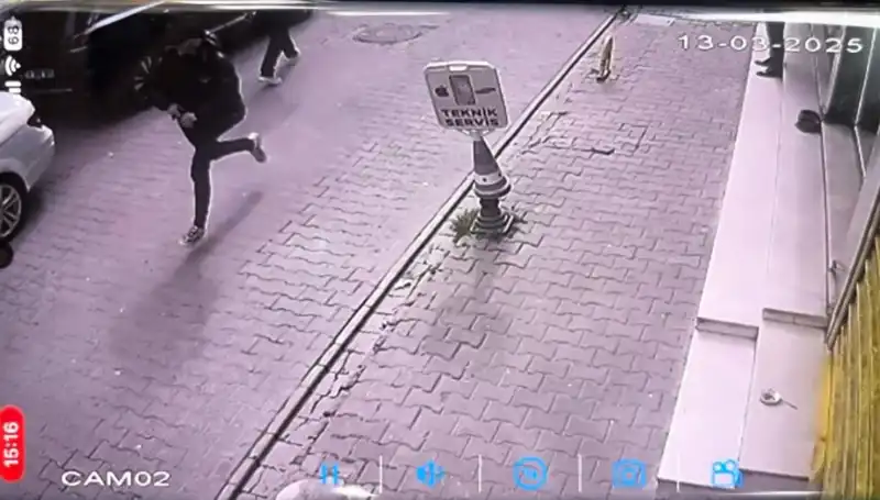 İstanbul'da Meydana Gelen Silahlı Saldırıda Bacağından Yaralanan Şahıs Hastaneye Kaldırıldı