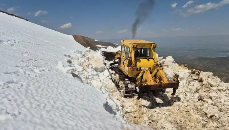 Nisan'da Yaşanan 2 Metrelik Kar, Yol Açma Çalışmalarını Zora Soktu!