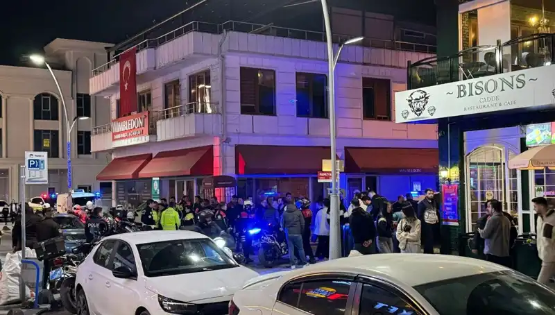 Kafe Önünde Yaşanan Dehşet: Havaya Ateş Açan Şahıs Bıçakladı!