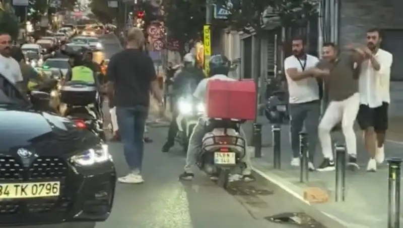 Nişantaşı'nda Yol Verme Kavgası: Sopayla Kadına Saldırı Anları Kamerada!