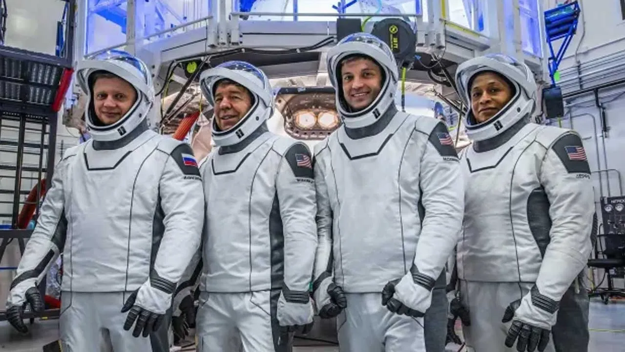 Uzayda 8 Ay Mahsur Kalan Astronotlar SpaceX Dragon ile Dünya'ya Döndü