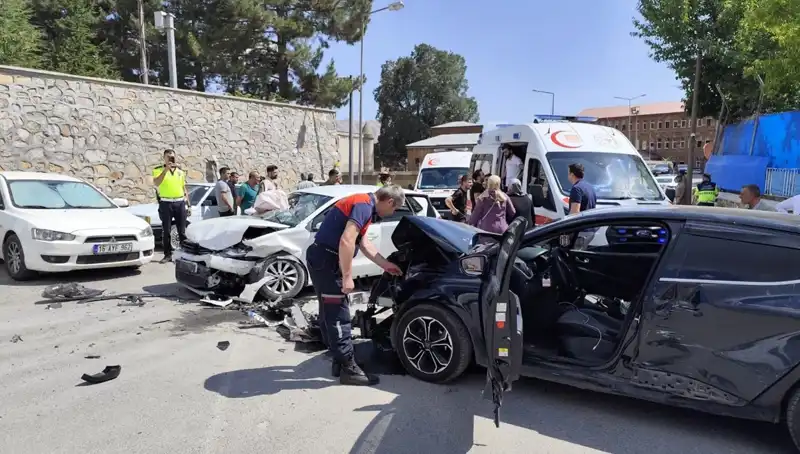 Bitlis’te Feci Trafik Kazası: 10 Yaralı Hastanelik Oldu!