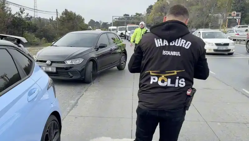 Emniyet Şeridini İhlal Eden Sürücü Suçunu Yolda Buldu: Olayın Şaşırtıcı Ayrıntıları