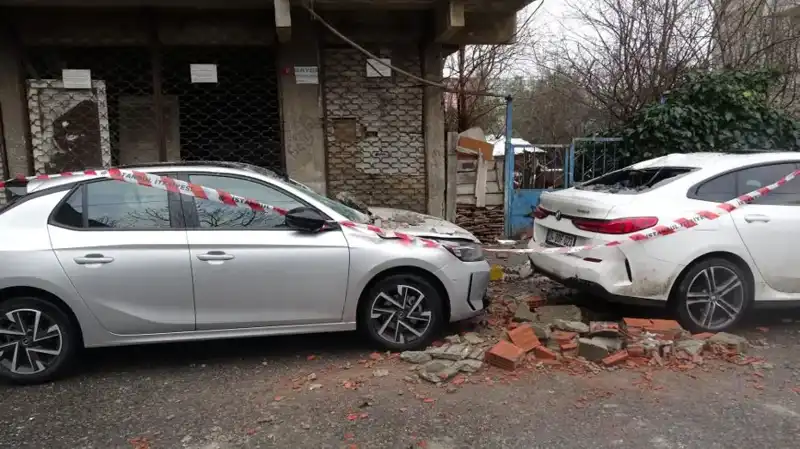 İstanbul'da Dört Katlı Binanın Balkonu Çöktü: Eyvah, Neler Oluyor?