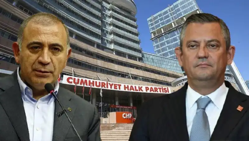 CHP’nin Tarihi Kuruluş Töreninde Özgür Özel’i Kucaklama Anı