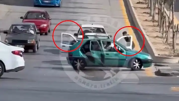 Trafikte Bıçak ve Kılıçlı Saldırı: Gerilim Dolu Anlar Yaşandı