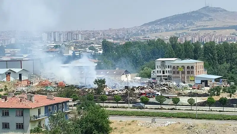 Otluk Alanında Başlayan Yangın Büyük Depoyu Kül Etti: İşte Detaylar