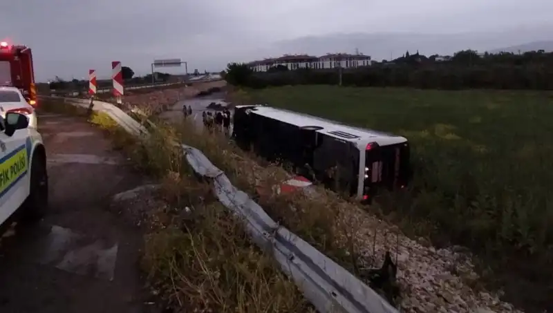 Manisa'da Yolcu Otobüsü Kazasında Korkutan Anlar: Yaralılar Var!