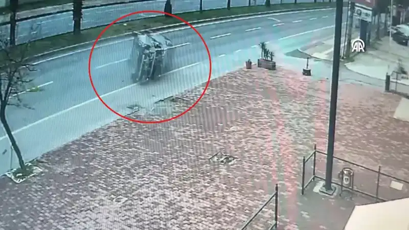 Güvenlik Kamerasında Kayıtlı Korkunç Kaza: İki Yaralı!