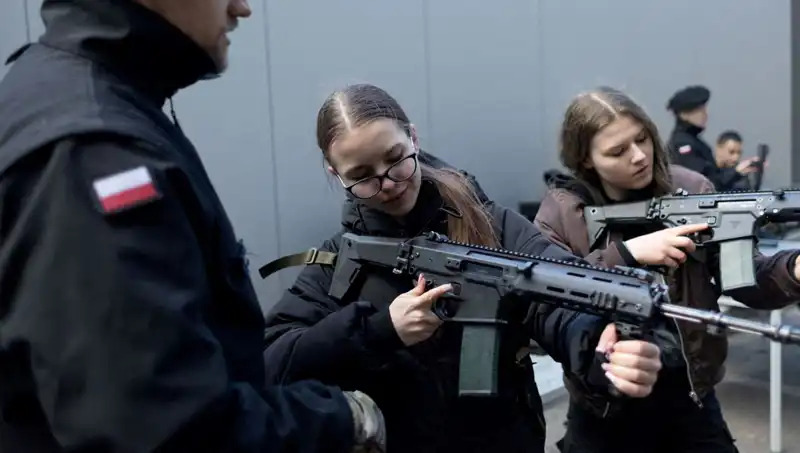 Polonya Sivillerini Askeri Eğitime Hazırlıyor: Savaş İhtimali Artıyor