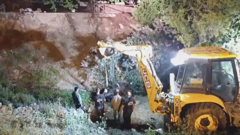 Hatay'da Kurtarma Ekipleri İneği Kurtarmak İçin Seferber Oldu!