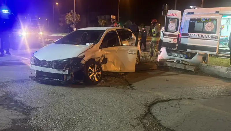 Pikap ve Otomobil Çarpıştı: Kaza Anı Şok Edici Detaylar Ortaya Çıktı