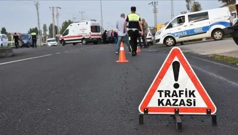 Antalya’da Feci Kaza: Otomobil Kanalda Devrildi, İki Yaralı Var