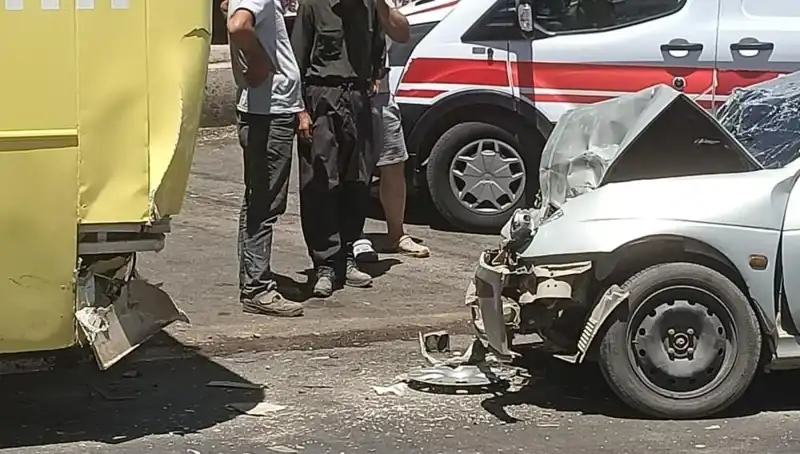 Halk Otobüsü ve Otomobil Çarpıştı: İki Yaralı, Kaza Anı Kameralarda