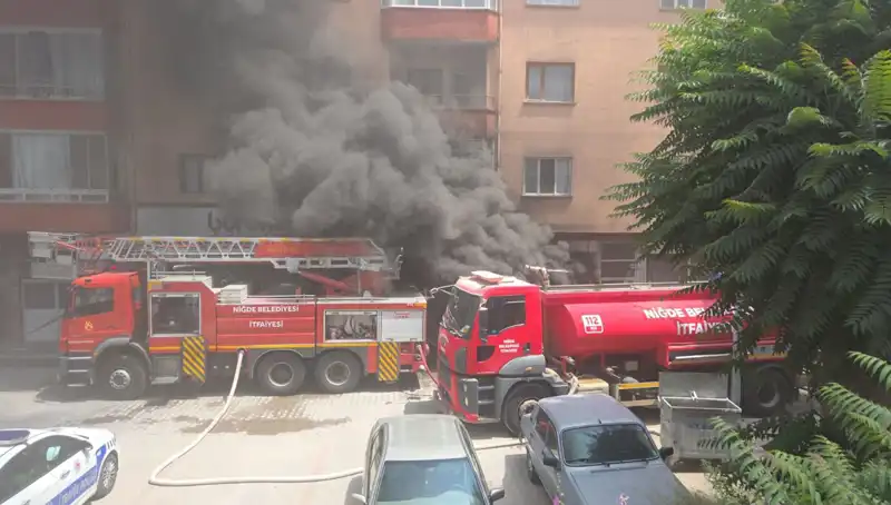 Niğde'de Beyaz Eşya Deposunda Büyük Yangın: Zarar Miktarı ve Sebepleri Araştırılıyor