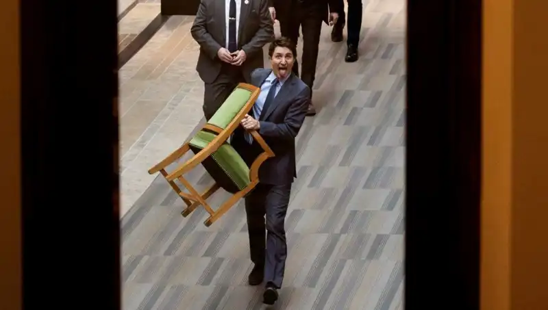 Trudeau'nun Çarpıcı Ayrılışı: Sandalyeyi de Alarak Gitti!