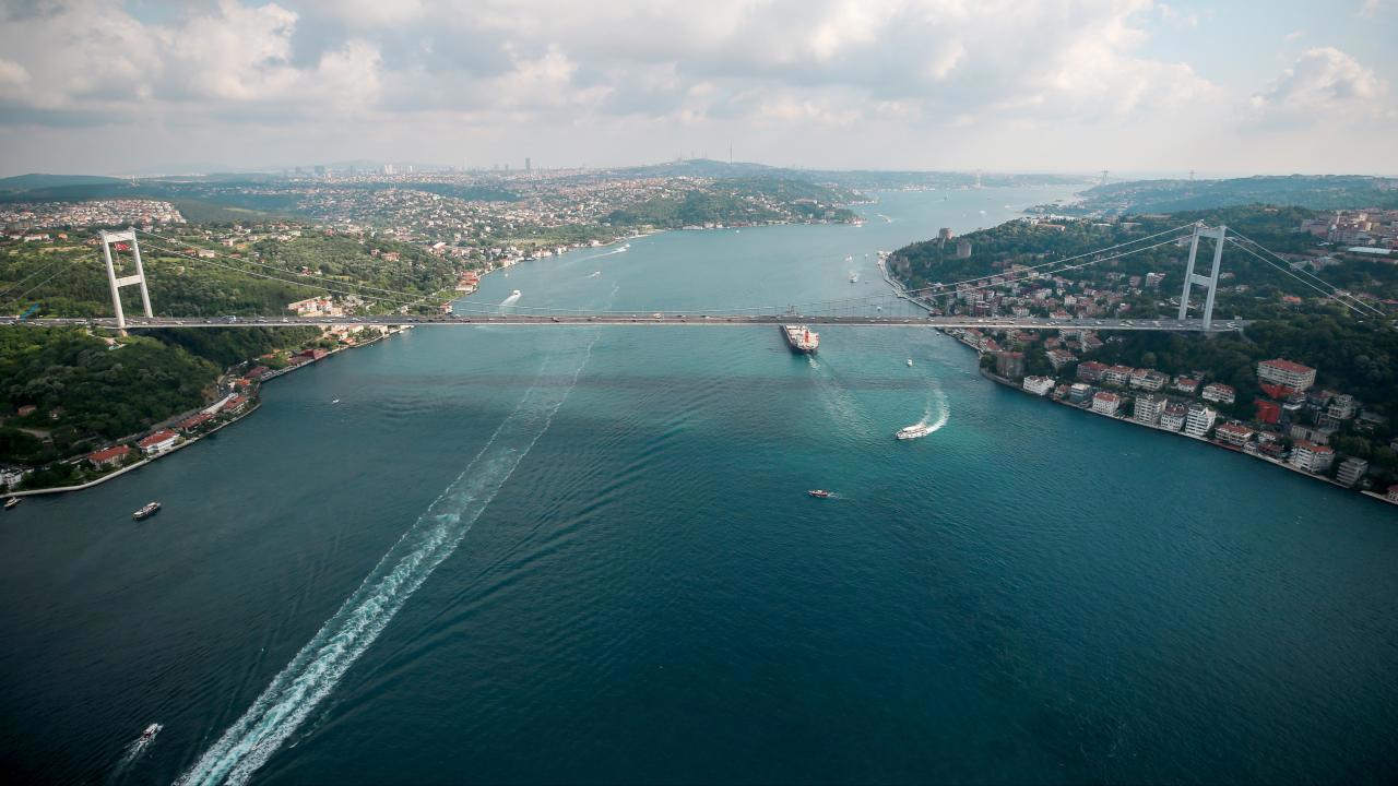 İstanbul Boğazı'nda Gemi Trafiği İşlemeye Başladı