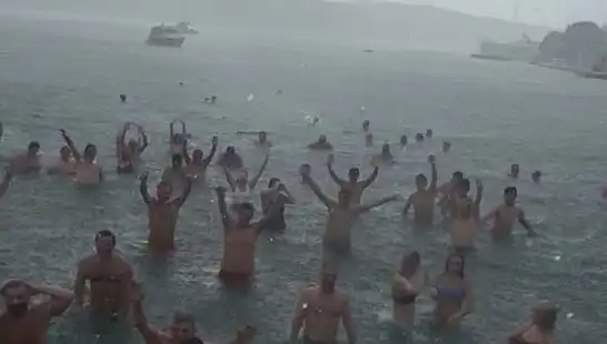 İstanbul Bebek'te Yağmura Rağmen Denize Giren Kalabalık Şaşırttı