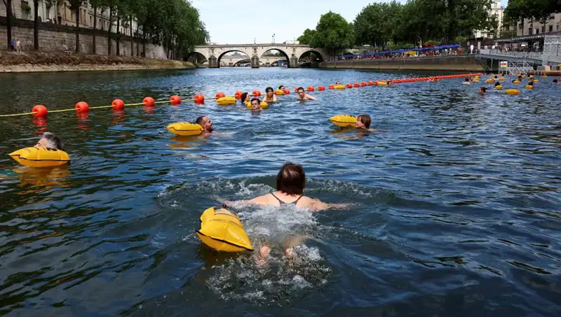 Paris'te Tarihi An: Seine Nehri Nihayet Halka Açıldı