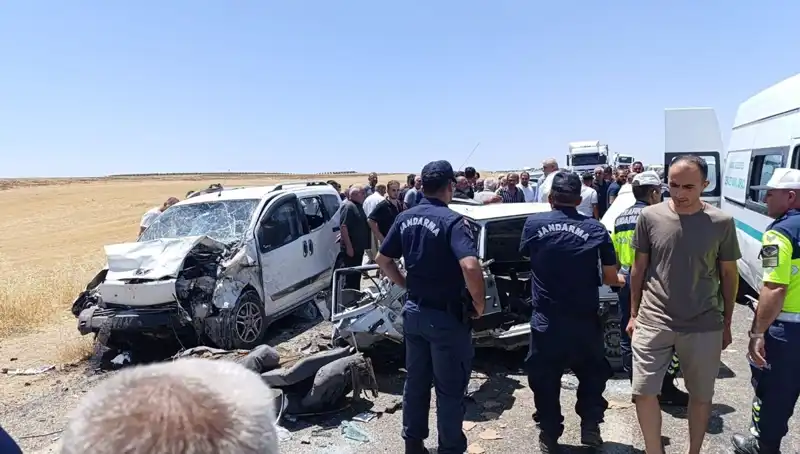 Hafif Ticari Araç ve Otomobil Çarpıştı: 4 Kişi Hayatını Kaybetti, 1 Yaralı