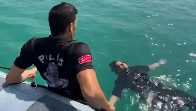 Baraj Gölünde Çırpınan Kadını Gemi Adamları Kurtardı