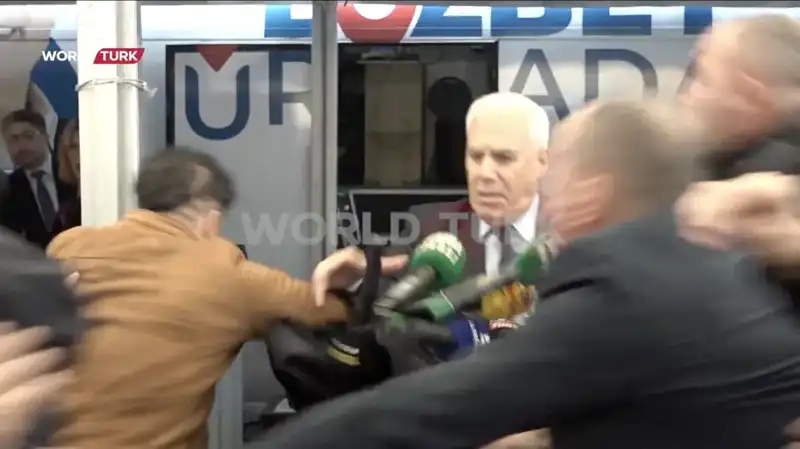 Bursa Büyükşehir Belediye Başkanı'na Şok Saldırı: Aniden Yumruklu Saldırı Görüntüleri Ortaya Çıktı