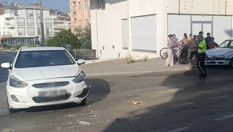 Antalya'da Feci Kaza! İki Otomobil Çarpıştı: Yaralılar Var