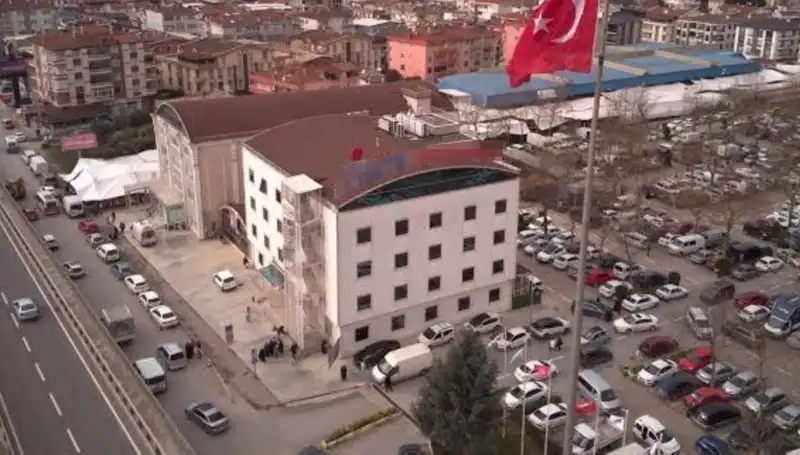 Özel Hastaneye Deprem Mührü: Perde Betonları Kestiler İddiası Tepki Çekiyor