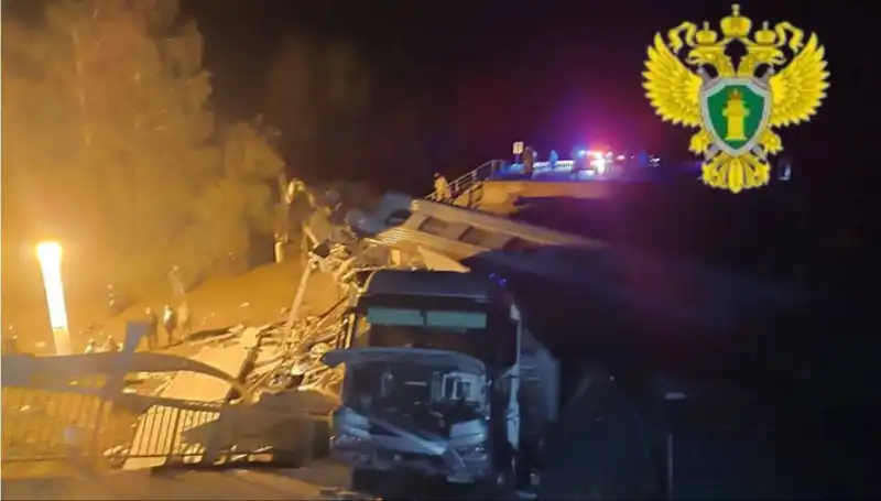 Rusya'da İki Köprü Çöktü: Tren Kazasında Yedi Kişi Hayatını Kaybetti