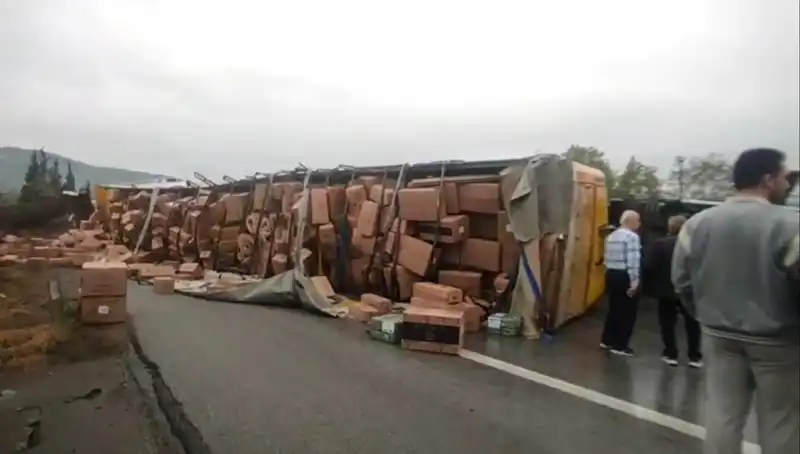 TEM Otoyolu'nda TIR Devrildi: Ankara Yolu Kapandı, Trafik Kilitlendi