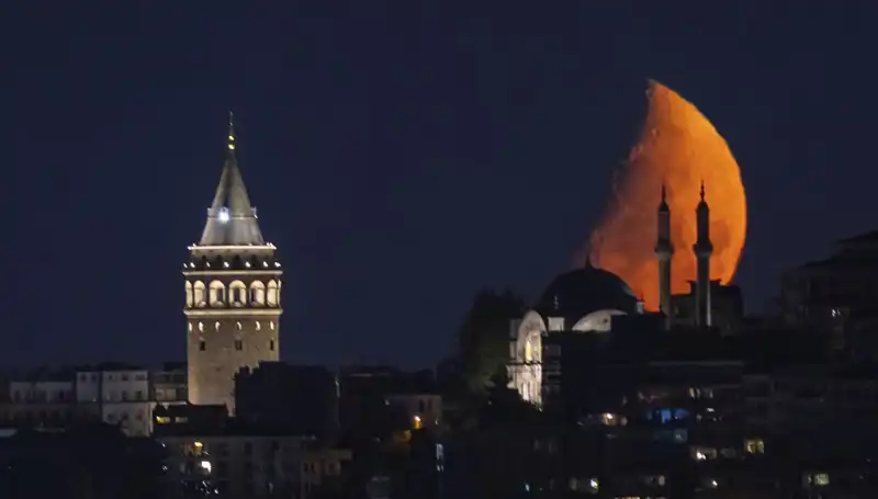 İstanbul'da Yarım Ay Gökyüzünde Büyüledi: Kartpostal Gibi Manzaralar