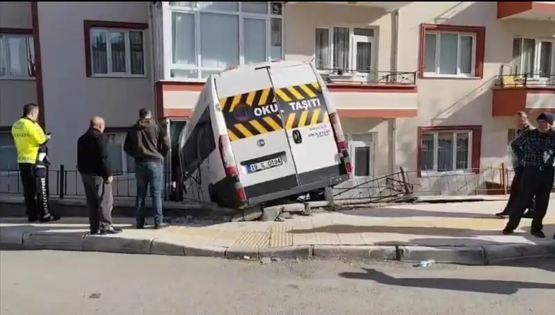 Okul Servisi Balkona Girdi: İki Öğrenci Yaralandı, Olayın Perde Arkası Ne?