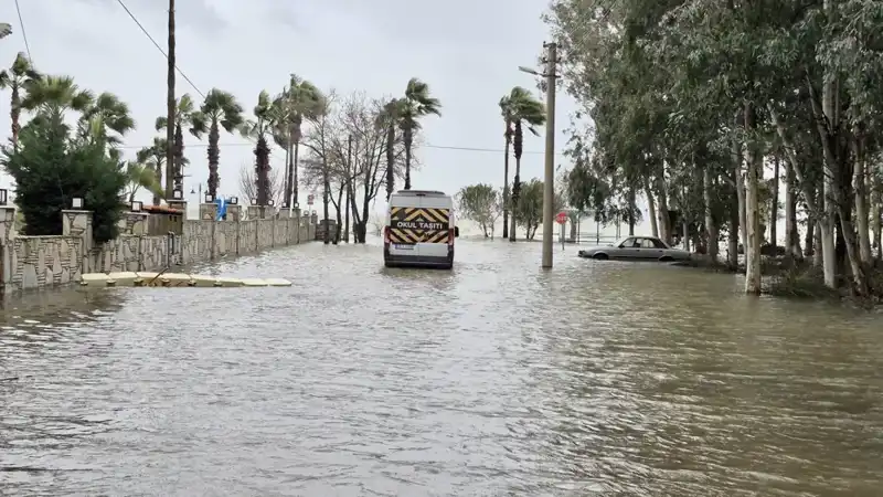 Göl Taşınca Korkunç Manzara: İlçe Sular Altında Kaldı!