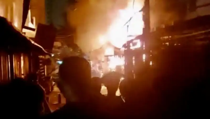 Vietnam'da Korkunç Yangın: Sekiz Can Hayatını Kaybetti!