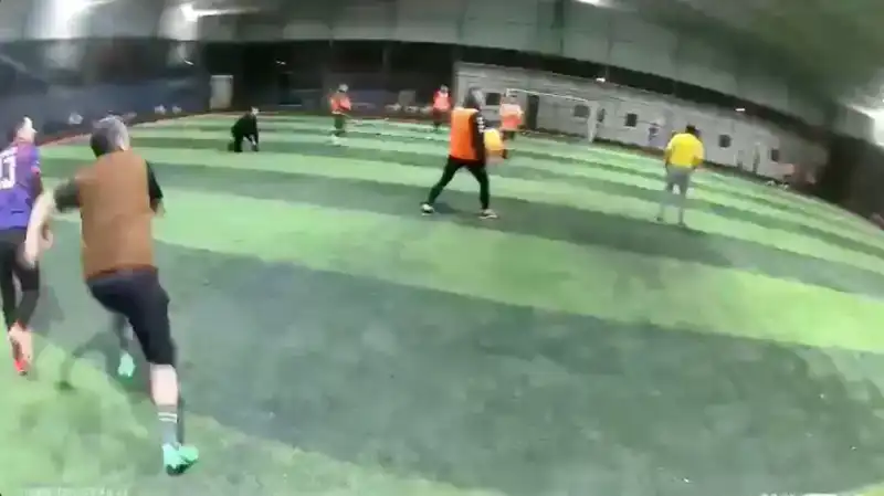 Halı Sahada Korku Dolu Anlar: Çatı Çöktü, Futbolcular Kaçtı!