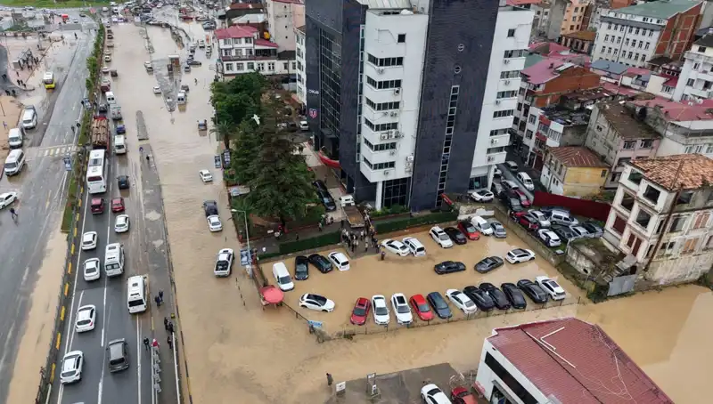 Trabzon'daki Sel Felaketi Sonrası Çamurda Kaybolan Kişi için Arama Çalışmaları Devam Ediyor