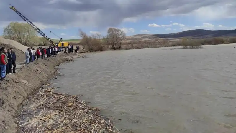 Kızılırmak Nehri'nde Kaybolan 17 Yaşındaki Mehmet İçin Arama Kurtarma Çalışmaları Devam Ediyor