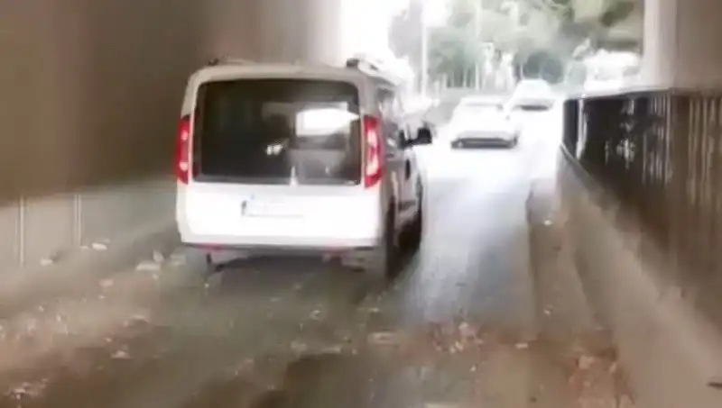 Trafikte Şok Gelişme: Beton Parçaları Araçların Üzerine Düştü!