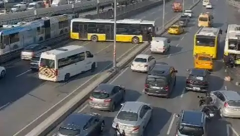 İstanbul'da İETT Otobüsü Trafiği Kilitledi: Çarpışmanın Sonucu Neler Oldu?